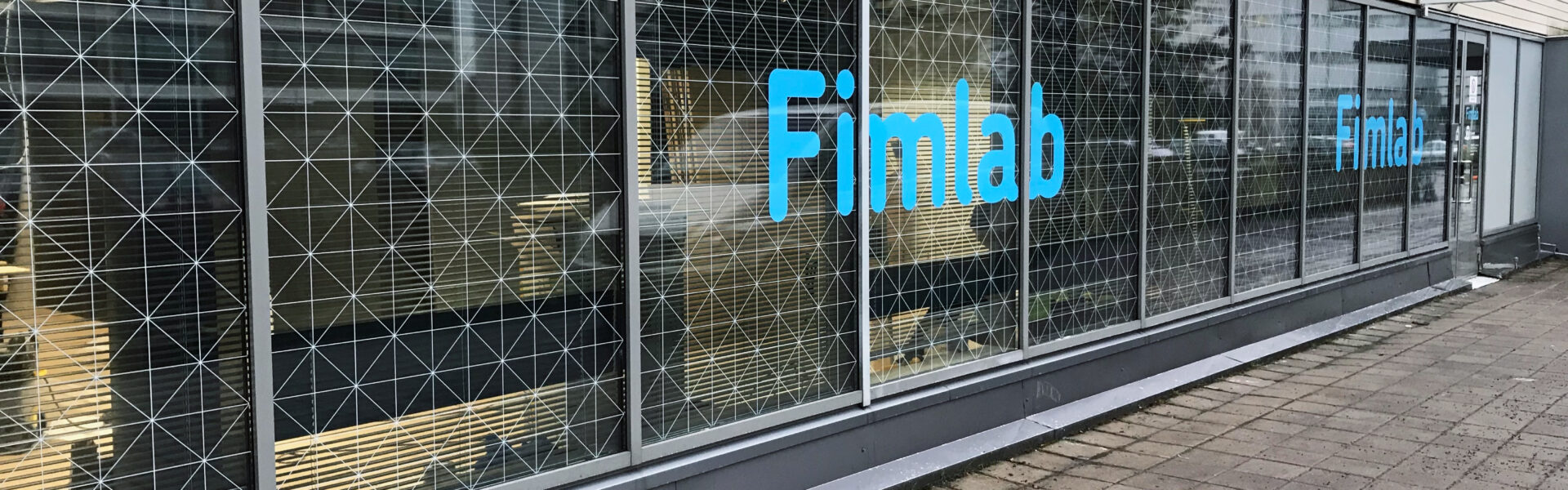 Teippaukset Fimlabin ulkoikkunoissa
