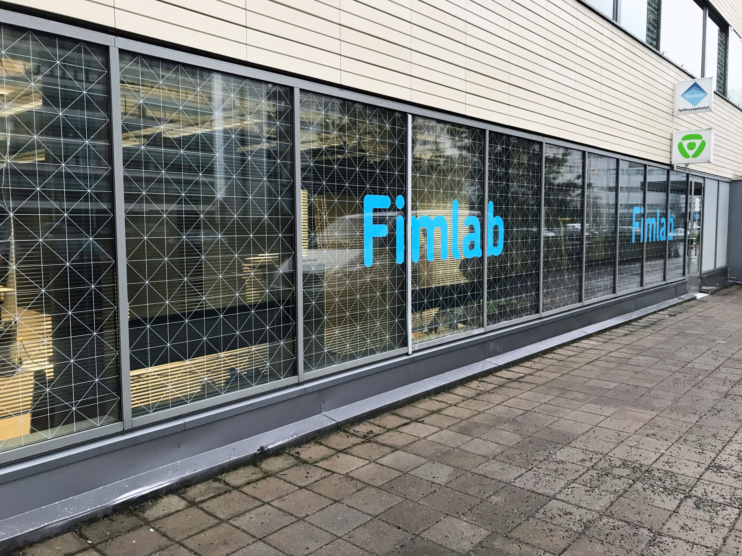 Teippaukset Fimlabin ulkoikkunoissa