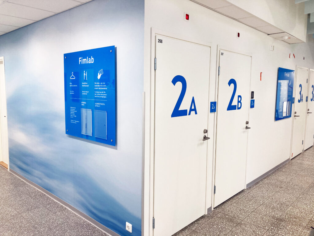 Fimlabin akryylikyltti ja ovinumerot