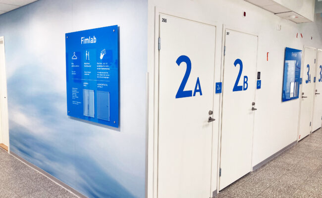 Fimlabin akryylikyltti ja ovinumerot