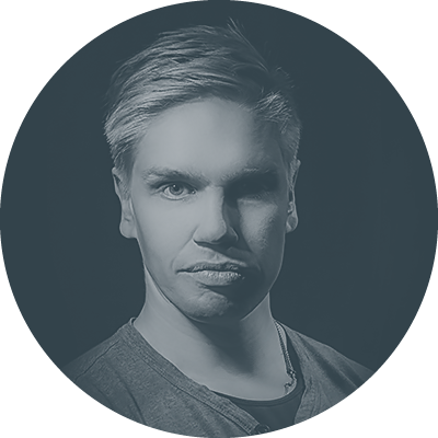 Pyöreä sinisävyinen valokuva Mainostoimisto Värikkään videotuottaja Joni Järvisestä