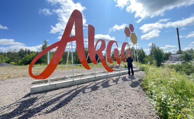 Akaa jätti irtokirjainlogo